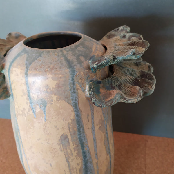 Vase en grès, en forme d'œuf de dinosaure allongé.