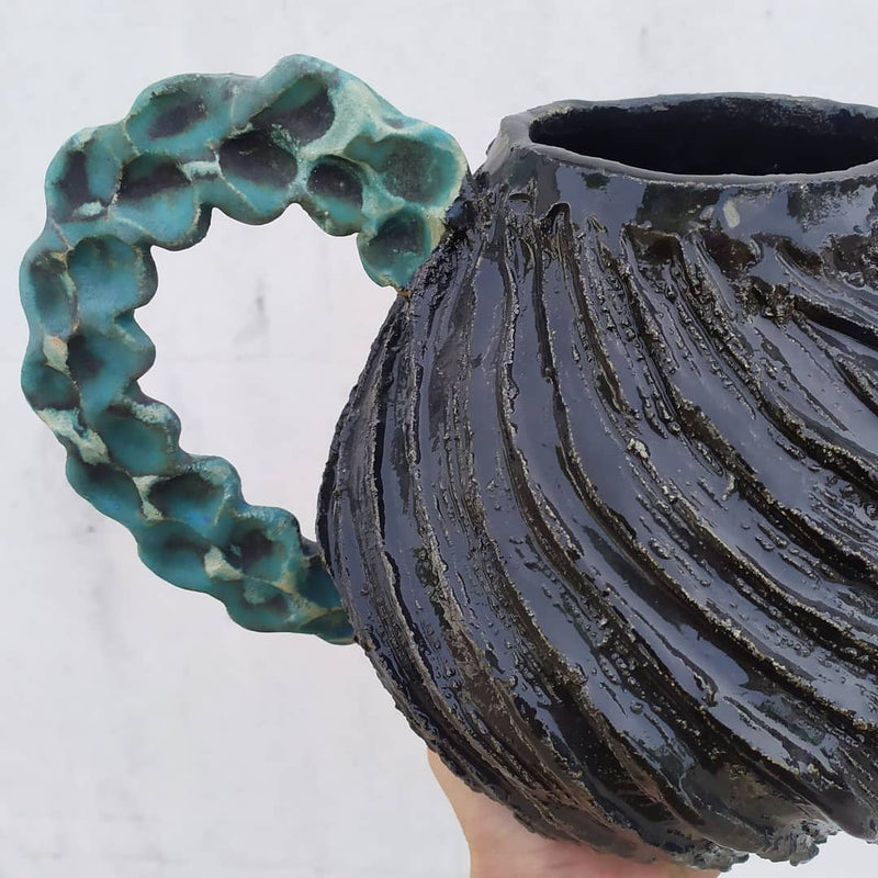 Vase en grès, en forme de météorite.