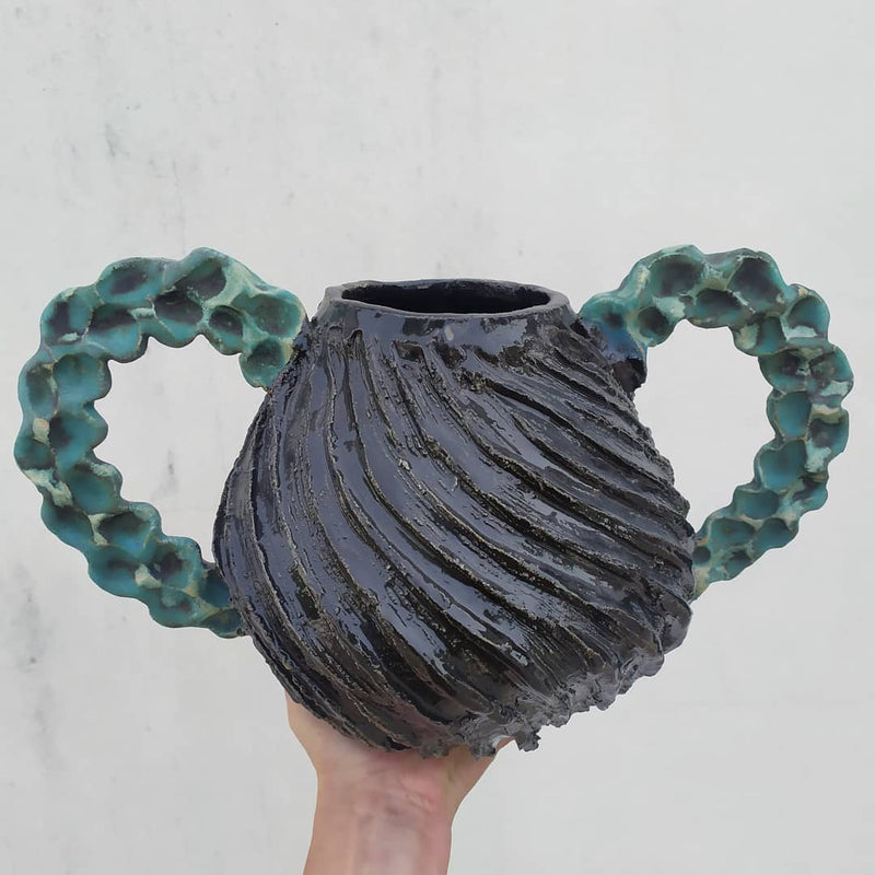 Vase en grès, en forme de météorite.